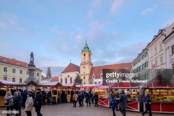 bratislava met kerstmis, de hlavné námestie (main square)-slowakije - slovacchia stockfoto's en -beelden