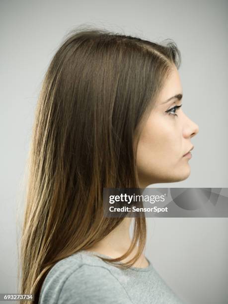 echte jonge vrouw profiel studio portret - casual woman pensive side view stockfoto's en -beelden