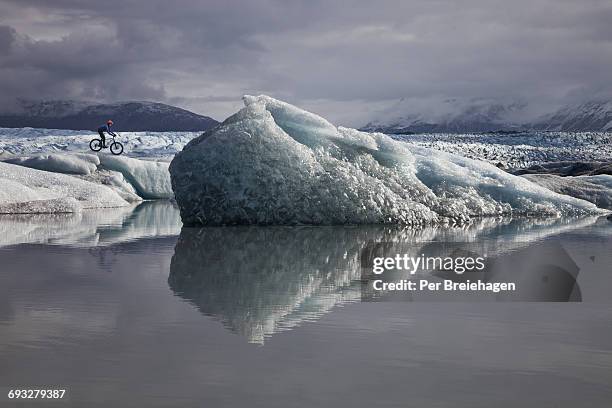 fat biker by knik glacier_alaska - anchorage foto e immagini stock