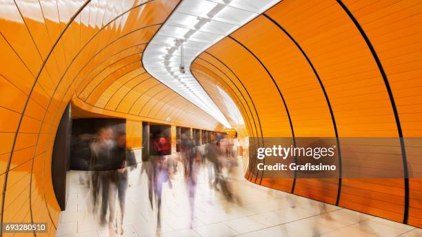 kleurrijke metrostation in münchen duitsland - marienplatz stockfoto's en -beelden