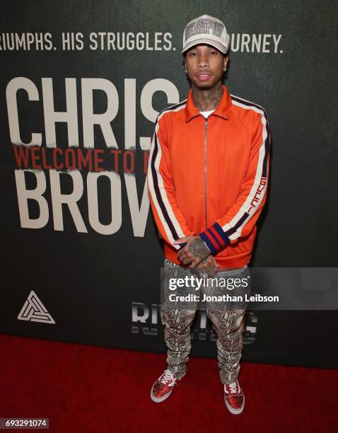 Orange Gift Rapper 200 Chris Brown Orange Photos & High Res Pictures - Getty Images