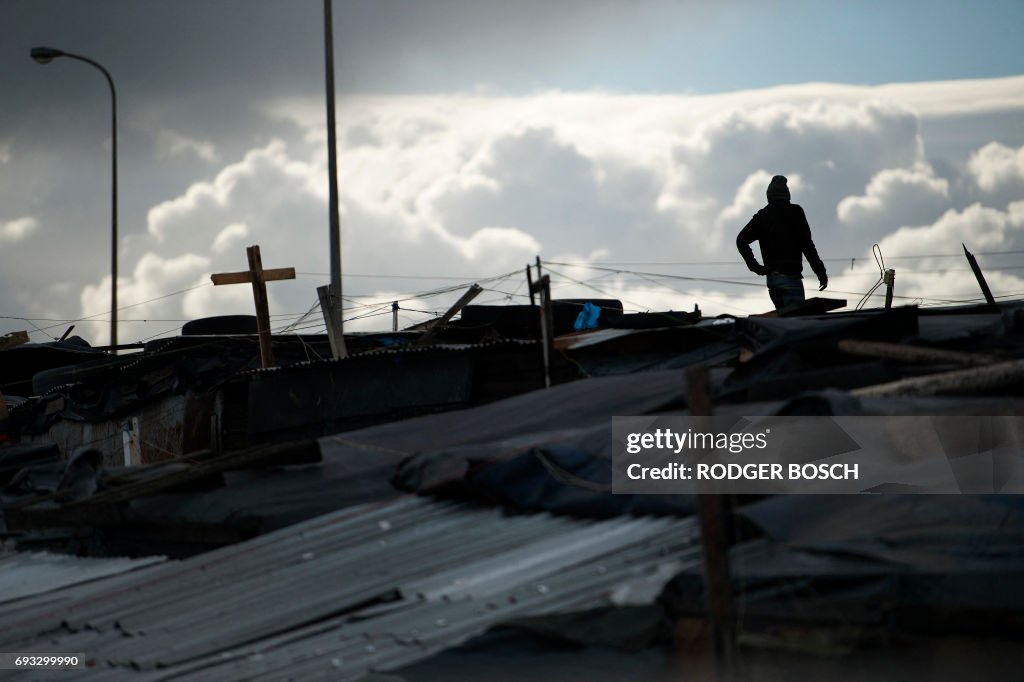 TOPSHOT-DOUNIAMAG-SAfrica-storm-SAFRICA-ENVIRONMENT-STORM-WEATHE