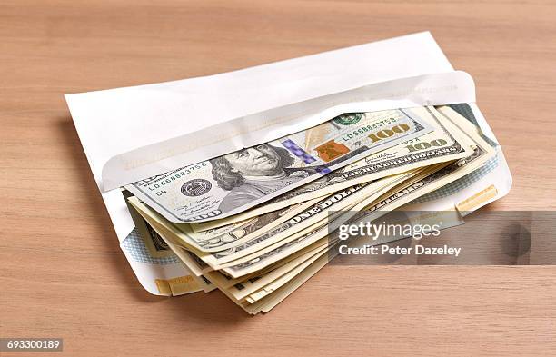 us dollars in envelope - money talks refrán en inglés fotografías e imágenes de stock