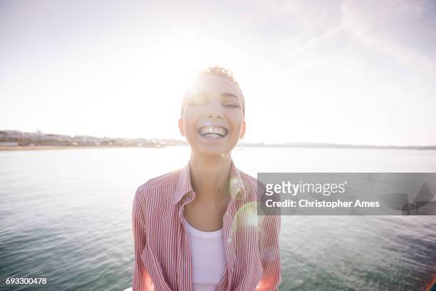 dawn portret van gelukkige vrouw aan de oceaan - face happy sun stockfoto's en -beelden