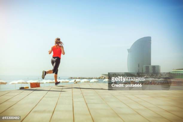 mujer correr deporte y de formación independiente - barceloneta fotografías e imágenes de stock