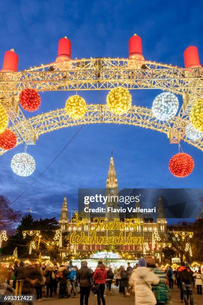 wien am weihnachten, rathausplatz & rathaus wien - österreich - vienna city hall stock-fotos und bilder