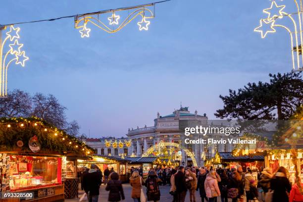 wien am weihnachten, rathausplatz & burgtheater - österreich - burgtheater wien stock-fotos und bilder