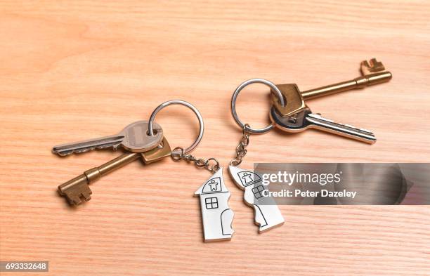 divorce keys on table - divorce photos et images de collection