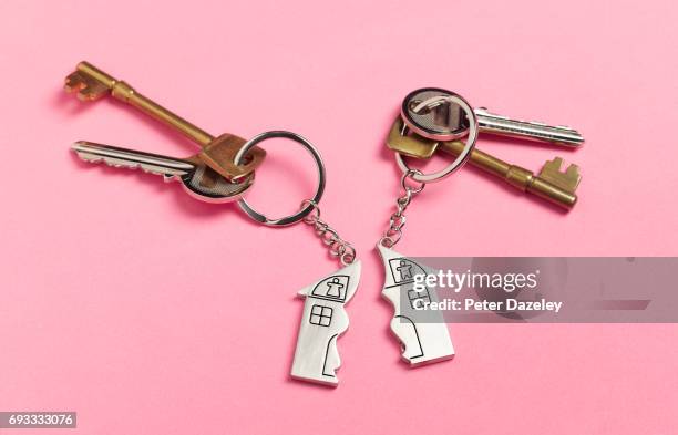 divorce house keys on pink - male female pair stockfoto's en -beelden