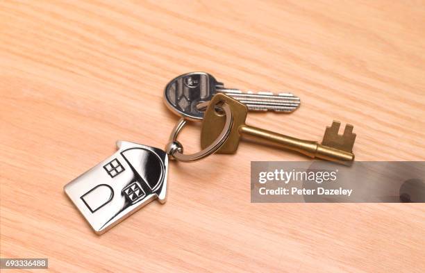 new home, house keys on desk - key ring - fotografias e filmes do acervo