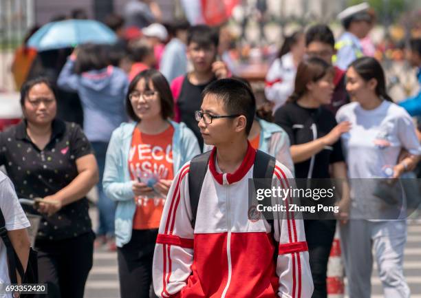 Students who finished their first subject of the college entrance exam, walk out of school and past a crossroad. From June 7th to 9th, there are more...