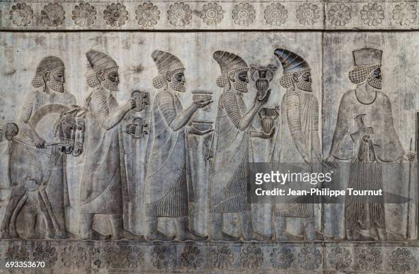 bas-relief from the apadana depicting armenians bringing their famous wine to the king,  ancient city of persepolis, shiraz, fars province, iran - persische kultur stock-fotos und bilder