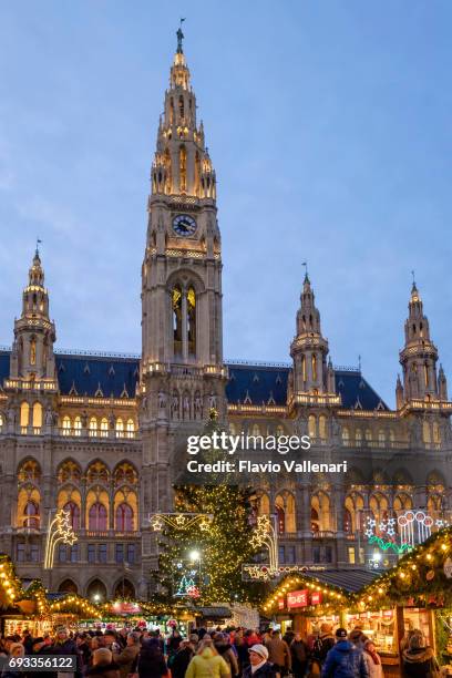 wien am weihnachten, rathausplatz & rathaus wien - österreich - wiener rathaus stock-fotos und bilder