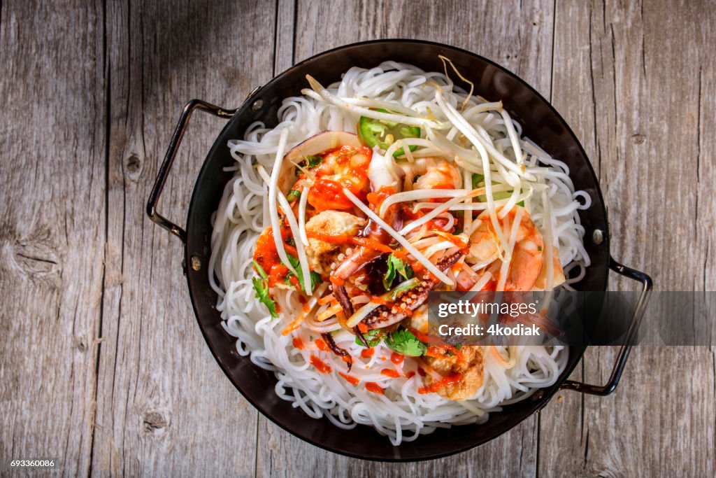 Leckere asiatische Nudeln mit Bean Sprout, Garnelen und Pfanne gebratener Fischkuchen