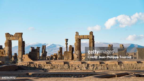 ruins of  persepolis, the ancient ceremonial capital of the achaemenid, near shiraz, fars province, iran - ruína antiga - fotografias e filmes do acervo