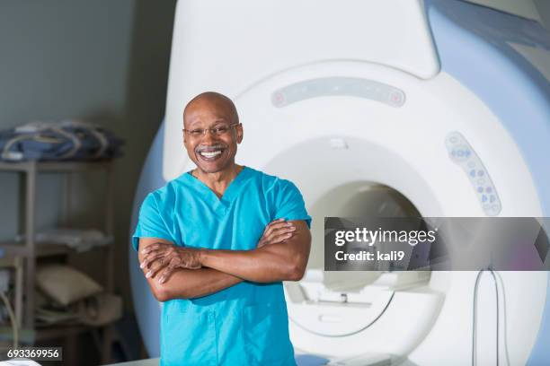 técnico de pie delante de resonancia - mri technician fotografías e imágenes de stock