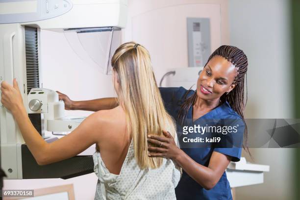 kvinna får mammografi - mammografi bildbanksfoton och bilder