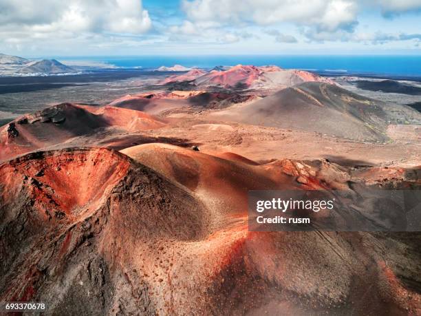 vulkanische landschap, het nationaal park timanfaya, lanzarote, canarische eilanden - timanfaya national park stockfoto's en -beelden