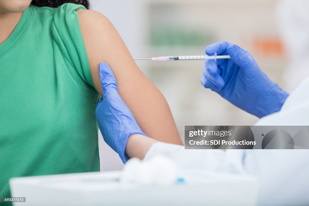 Méconnaissable fille reçoit le vaccin contre la grippe