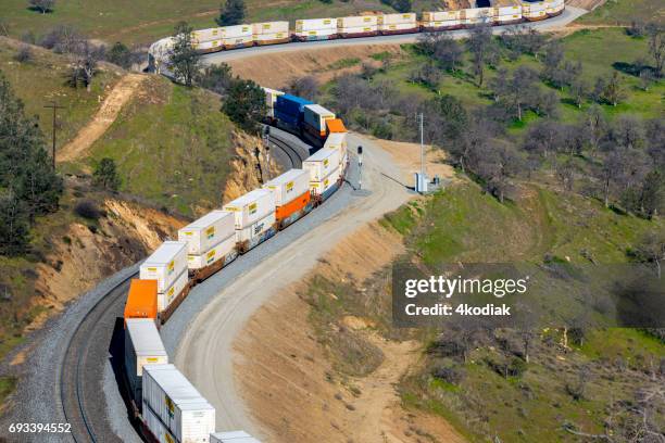 goederentrein passeren over de tehachapi loop kern county californië usa - tehachapi mountains stockfoto's en -beelden