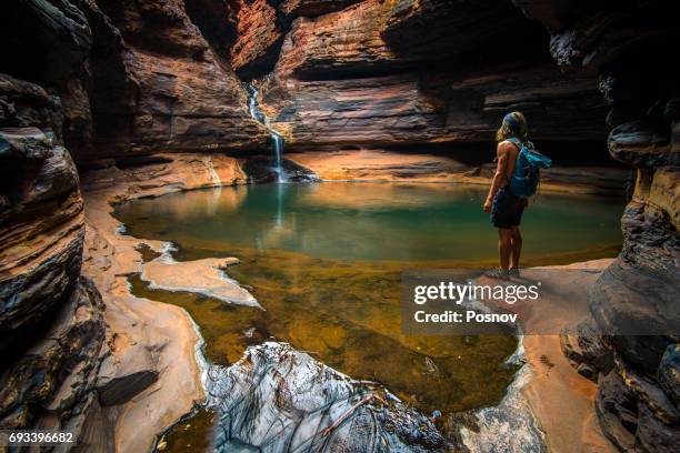 slot canyon at karijini national park - karijini national park fotografías e imágenes de stock