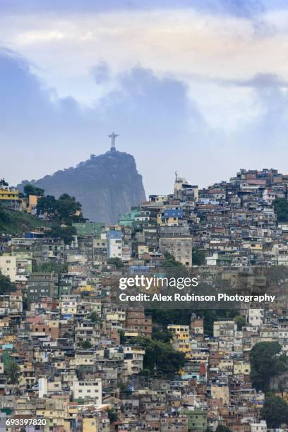 rocinha favela in rio de janeiro - rocinha río de janeiro fotografías e imágenes de stock