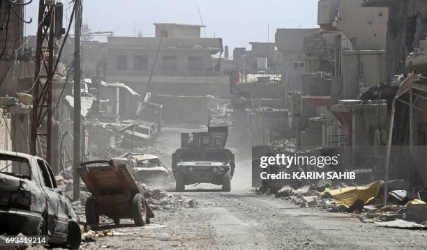 Iraqi government forces advance in western Mosul's Zanjili neighbourhood on June 7 during ongoing battles as they try to retake the city from Islamic...