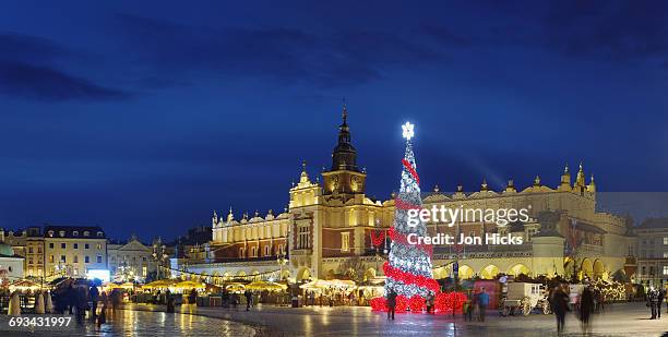 christmas tree and cloth hall in rynek g?ówny. - krakow poland stockfoto's en -beelden