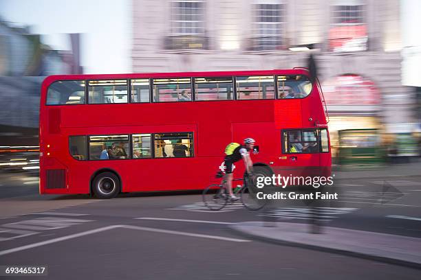 double decker bus. - piccadilly circus city of westminster stockfoto's en -beelden