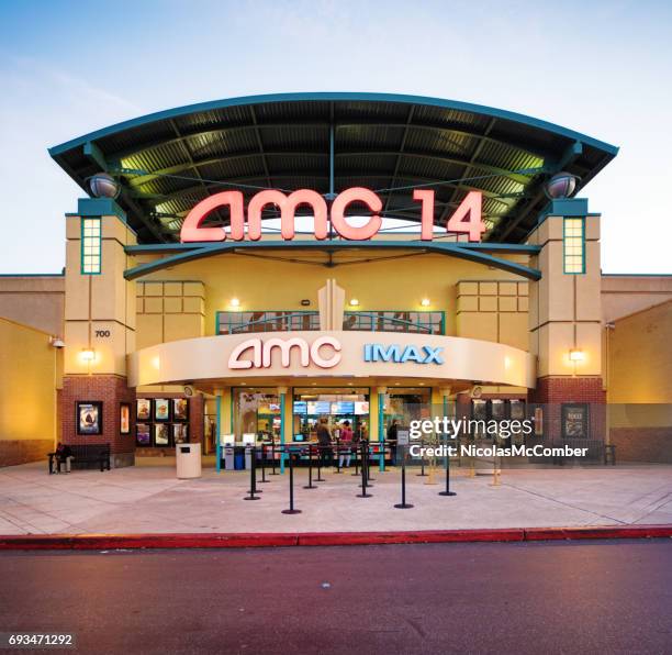 amc multiplex film theater ingang gevel bij zonsondergang met teken - theatre building stockfoto's en -beelden