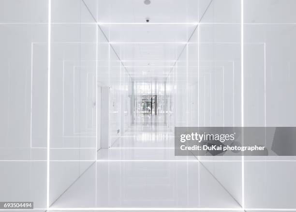 modern office corridor - recessed lighting fotografías e imágenes de stock