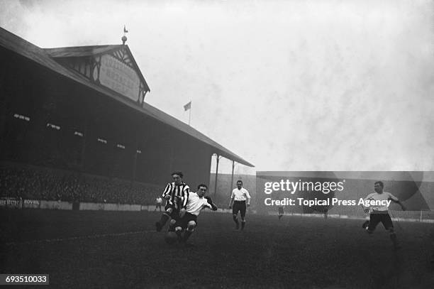 Jackie Mordue of Sunderland intercepts a pass during a match against Tottenham Hotspur at Spurs' White Hart Lane ground, London, 20th January 1912....