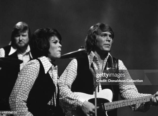 Mary Arnold and Terry Williams of Kenny Rogers and the First Edition performs on "This Is Tom Jones" TV show in circa 1970 in Los Angeles, California...