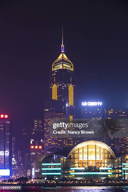 hong kong skyline at night in victoria harbor. - central plaza hong kong stock-fotos und bilder