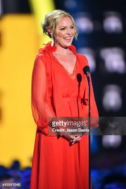 Katherine Heigl presents an award onstage at the 2017 CMT Music Awards at the Music City Center on June 7, 2017 in Nashville, Tennessee.