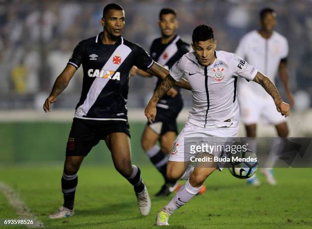 Breno of Vasco da Gama struggles for the ball with Giovanni Augusto of Corinthians during a match between Vasco da Gama and Corinthians as part of...