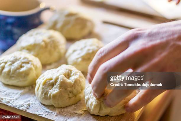 yeast dough - essen zubereiten stock pictures, royalty-free photos & images