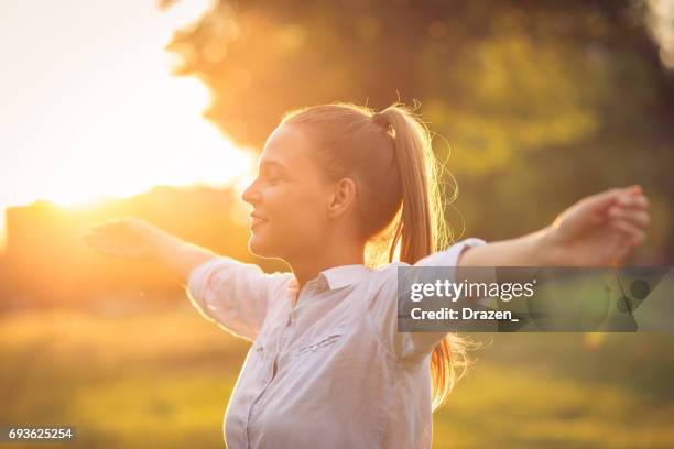breathing exercise in nature in sunset - facilidade imagens e fotografias de stock