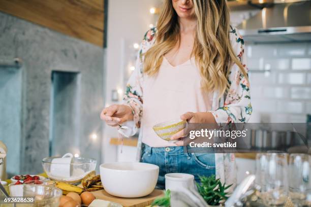 förbereda hennes favorit kaka - woman cooking dessert bildbanksfoton och bilder