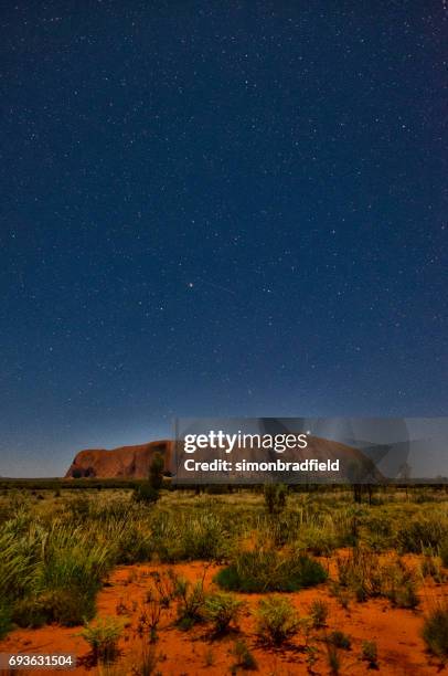 the approaching dawn and uluru - parque nacional de uluru kata tijuta imagens e fotografias de stock