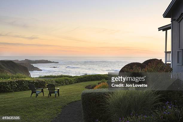 home with lawn chairs with  sea view - mendocino stock-fotos und bilder