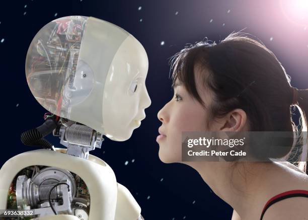 woman and robot face to face - humano-robot fotografías e imágenes de stock