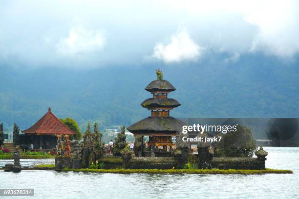 pura ulun danu bratan temple - jayk7 bali temple stock-fotos und bilder