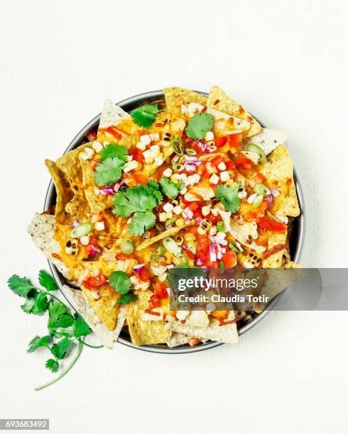 nachos - coriandre fond blanc photos et images de collection