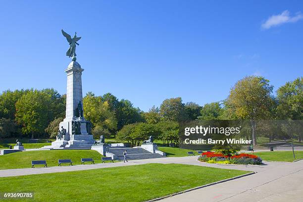 statue and floral display on westmount park - 1910 fotografías e imágenes de stock