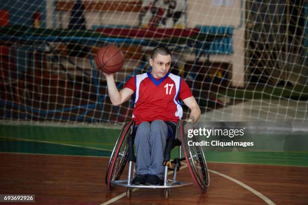 handicapped man playing basketball - cliqueimages - fotografias e filmes do acervo