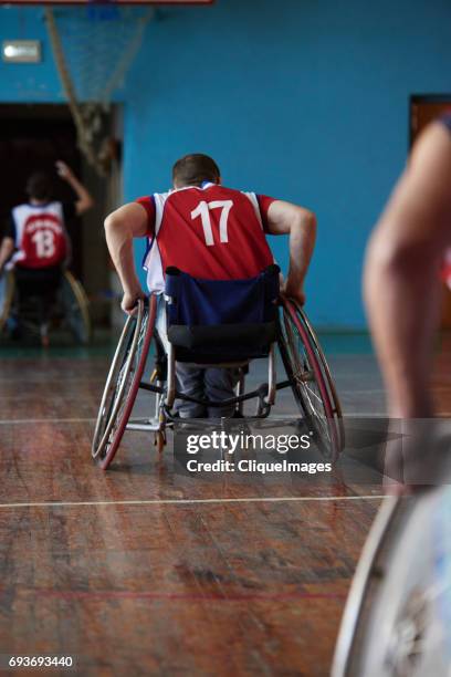 wheelchair basketball players leaving court - cliqueimages - fotografias e filmes do acervo