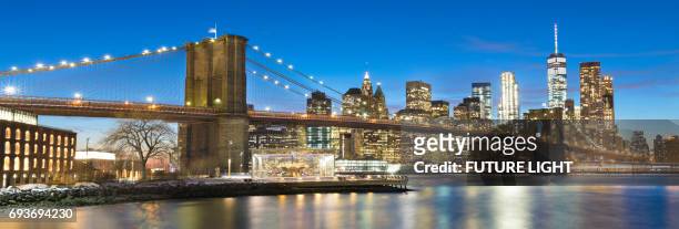 brooklyn bridge manhattan skyline and east river at dusk, new york city, usa - east river stock-fotos und bilder