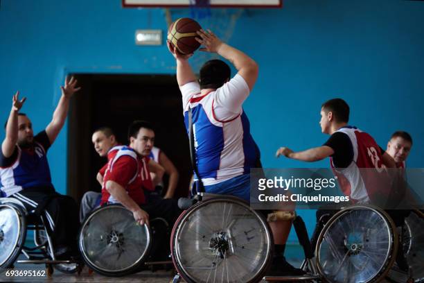 wheelchair basketball match - gehandicapte atleet stockfoto's en -beelden
