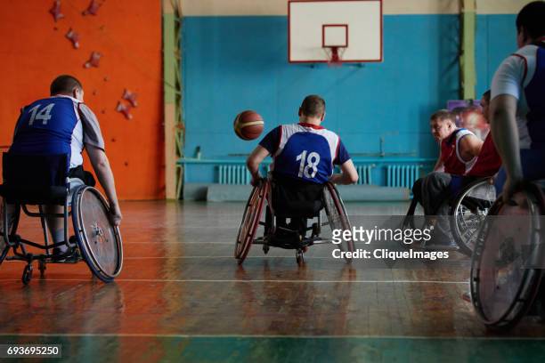 handicapped sportsmen playing basketball - cliqueimages - fotografias e filmes do acervo